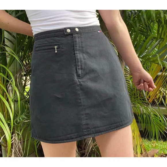 Vintage Y2K black Tommy Hilfiger mini skirt sz 6 - Picture 2 of 7